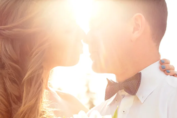 Belo casal em roupas de casamento — Fotografia de Stock