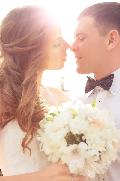 Vackra par i bröllop kläder — Stockfoto