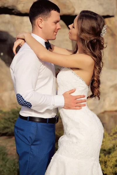 Beau couple en robe de mariée — Photo