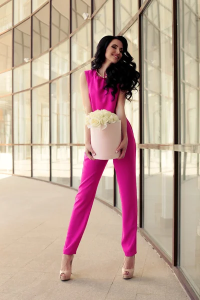 Mujer con ramo de rosas —  Fotos de Stock