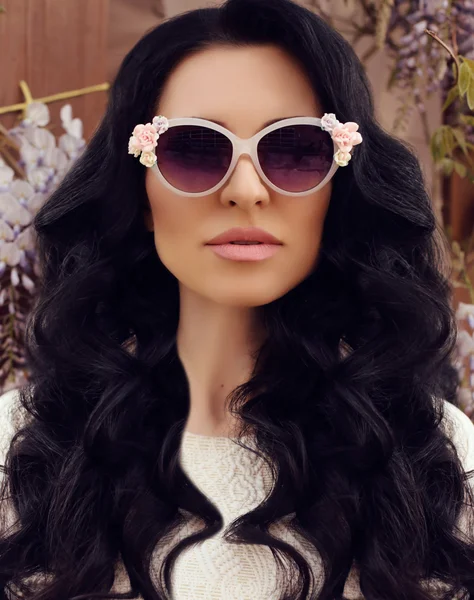 Woman in elegant dress with sunglasses — Stok fotoğraf