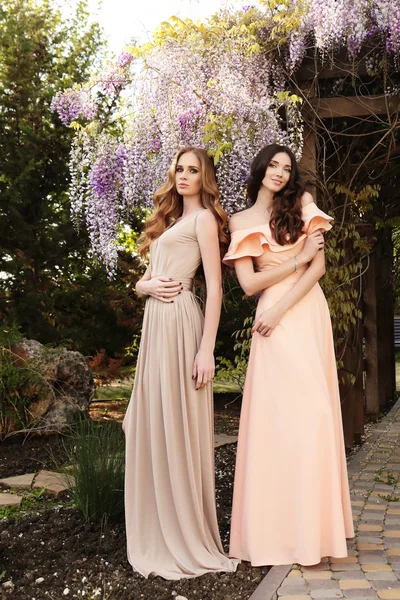 Mujeres posando en flor jardín de primavera —  Fotos de Stock