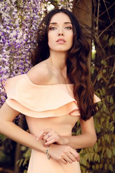 Mulher posando em flor primavera jardim — Fotografia de Stock