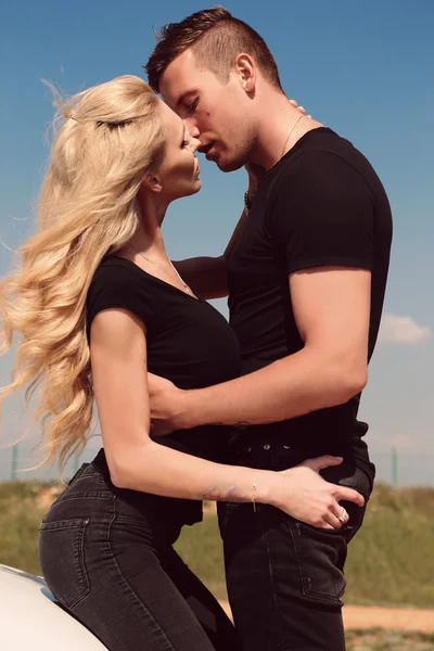 Leidenschaftliches Paar küsst sich — Stockfoto
