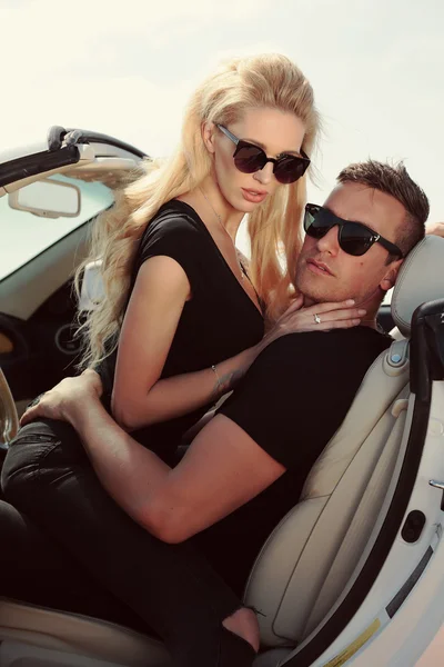 Casal apaixonado, posando no carro luxuoso — Fotografia de Stock