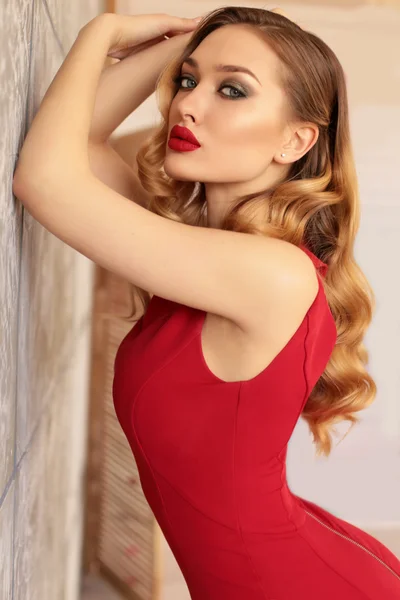 Nádherná sexy žena v červených šatech — Stock fotografie