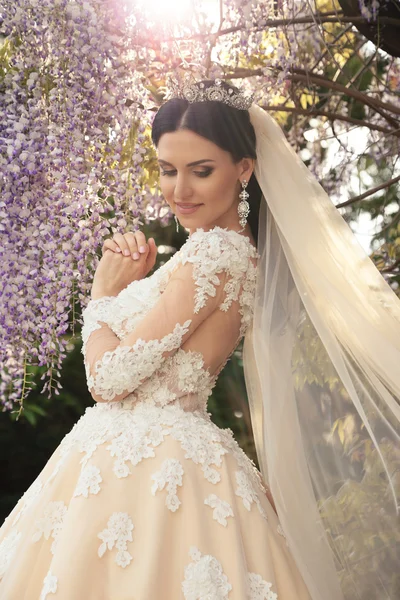 Novia hermosa en vestido de novia de lujo —  Fotos de Stock