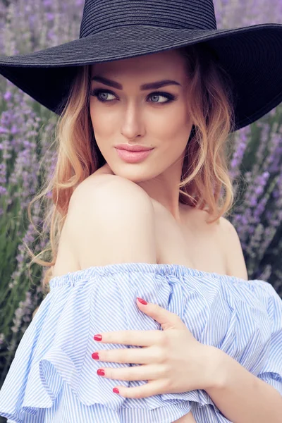 Splendida donna in posa nel campo di lavanda — Foto Stock