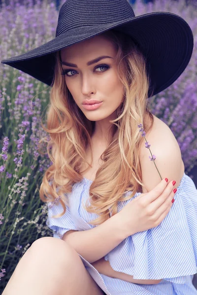 Hermosa joven en el campo de lavanda —  Fotos de Stock