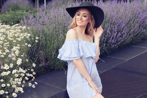 Linda mulher posando no campo de lavanda — Fotografia de Stock