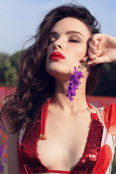 Hermosa mujer con cabello oscuro —  Fotos de Stock