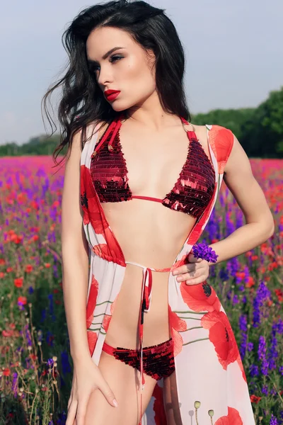Красивая женщина в бикини на лавандовом поле — стоковое фото