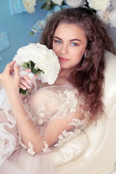 Bela noiva jovem com flores — Fotografia de Stock
