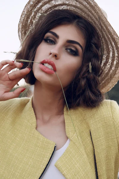 Mujer sensual con maquillaje brillante —  Fotos de Stock