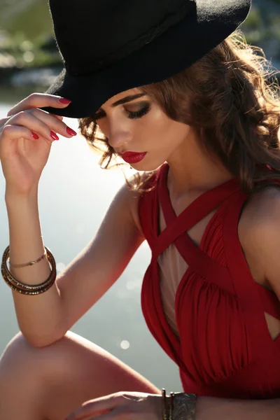 Preciosa mujer sensual en vestido rojo —  Fotos de Stock