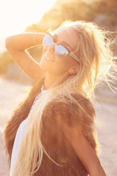Mulher sexy com longos cabelos loiros em roupas casuais e pele — Fotografia de Stock