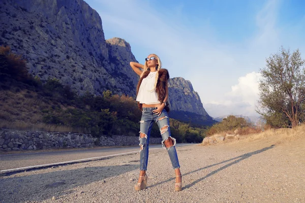 Mulher sexy com longos cabelos loiros em roupas casuais e pele — Fotografia de Stock