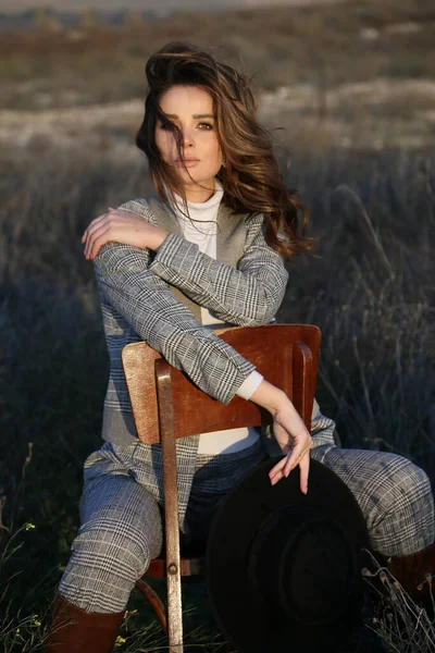 Moda Foto Livre Mulher Bonita Com Cabelo Escuro Roupas Elegantes — Fotografia de Stock