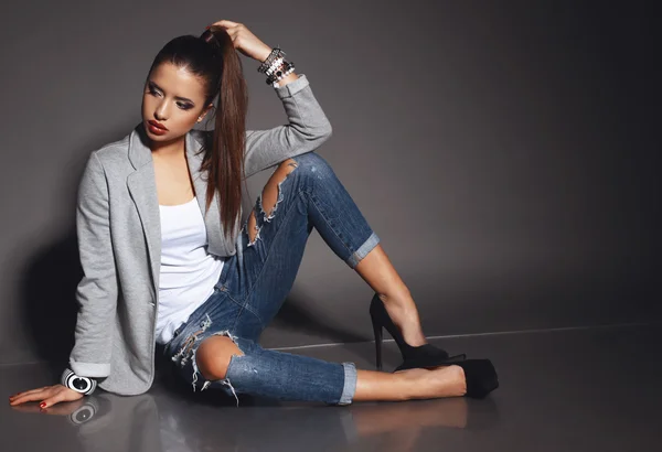 Bela jovem mulher com cabelo escuro usa roupas casuais — Fotografia de Stock