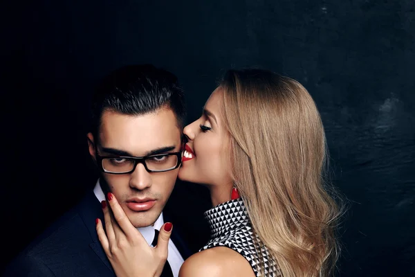 Vackra sensuella passionerade par. Office love story — Stockfoto