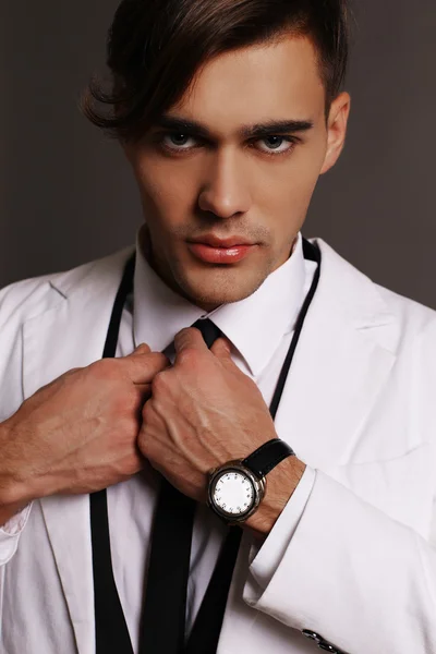 Handsome man with dark hair wears elegant suit and acessories — Stock Photo, Image