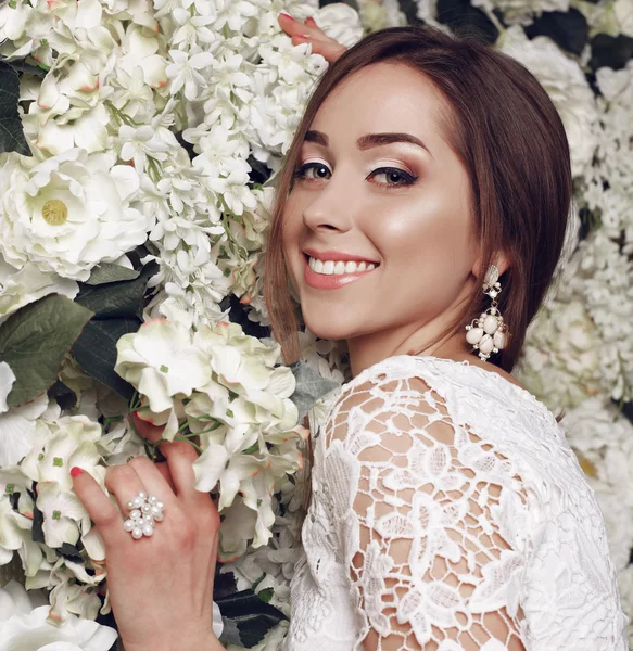 Beautiful tender bride in elegant lace wedding dress — Stockfoto