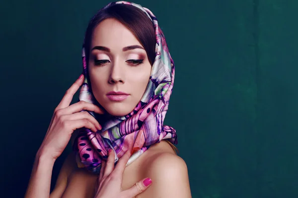 Gorgeous woman in retro style, with elegant silk scarf — 图库照片