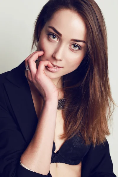 Belle jeune femme aux cheveux foncés et au maquillage naturel — Photo