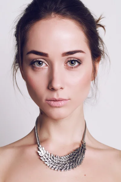 Hermosa joven con cabello oscuro y maquillaje natural — Foto de Stock