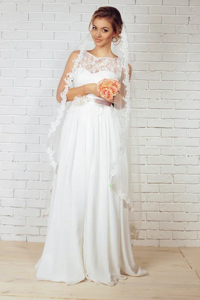 Bella sposa tenera in elegante abito da sposa in pizzo — Foto Stock