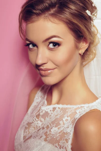 Beautiful tender bride in elegant lace wedding dress — ストック写真