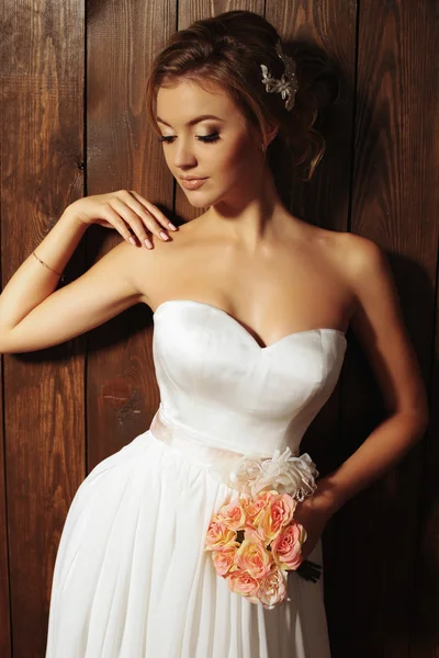 Bella sposa tenera in elegante abito da sposa in pizzo — Foto Stock
