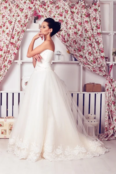 Красива ніжна наречена в елегантній весільній сукні — стокове фото