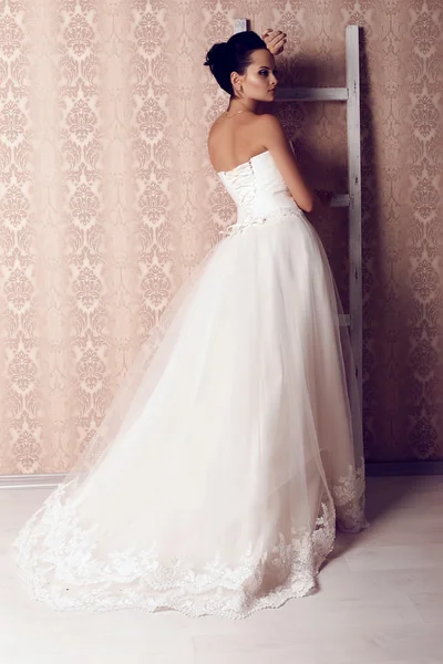 Bella sposa tenera in abito da sposa elegante — Foto Stock