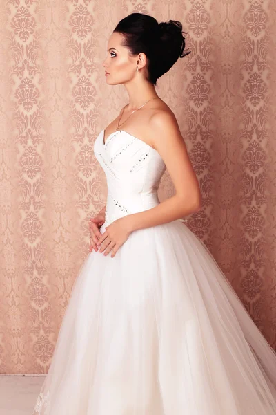 Bella sposa tenera in abito da sposa elegante — Foto Stock