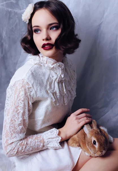 Beautiful young girl with dark short hair wears retro clothes — Stock Photo, Image