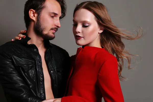 美しいセクシーなカップルのファッションのスタジオの写真 — ストック写真
