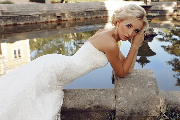 Gorgeous bride with blond hair — Zdjęcie stockowe