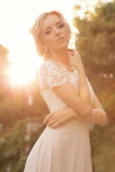 Gorgeous bride in luxurious dress — Zdjęcie stockowe