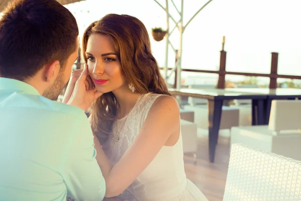 Hermosa pareja sentada en un restaurante y mirándose —  Fotos de Stock