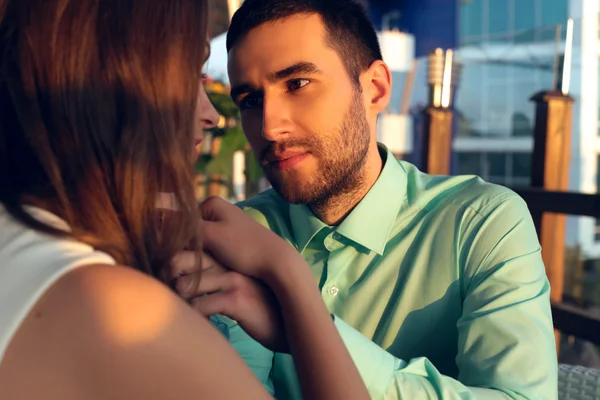 Belo casal em roupas elegantes olhando um para o outro — Fotografia de Stock