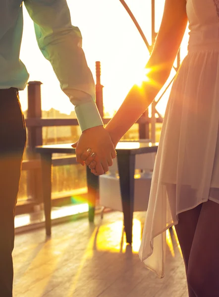 女人和男人在优雅的衣服，握住手，并构成日落 — 图库照片