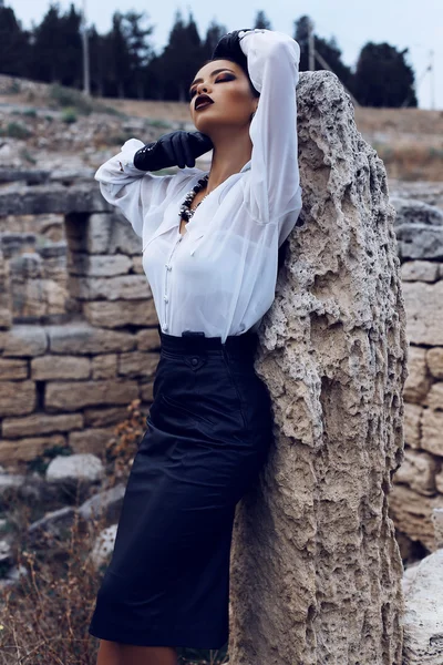 Elegante morena lleva camisa blanca, falda de cuero y guantes — Foto de Stock