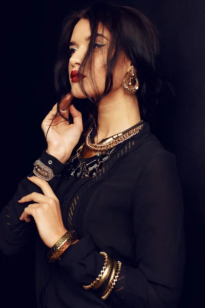 Prachtige vrouw met donker haar en lichte make-up met luxe bijou — Stockfoto