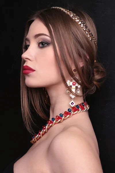 Великолепная женщина с темными волосами и яркий макияж с роскошным bijou — стоковое фото