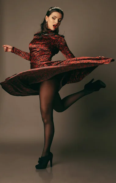 Hermosa mujer con cabello oscuro lleva lujoso vestido rojo — Foto de Stock