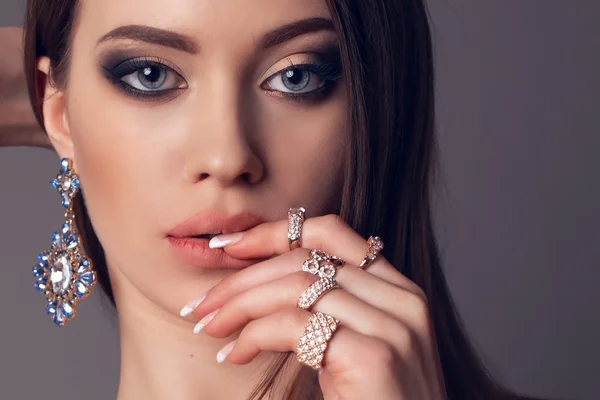 Hermosa mujer con cabello oscuro y maquillaje brillante con bijou de lujo —  Fotos de Stock