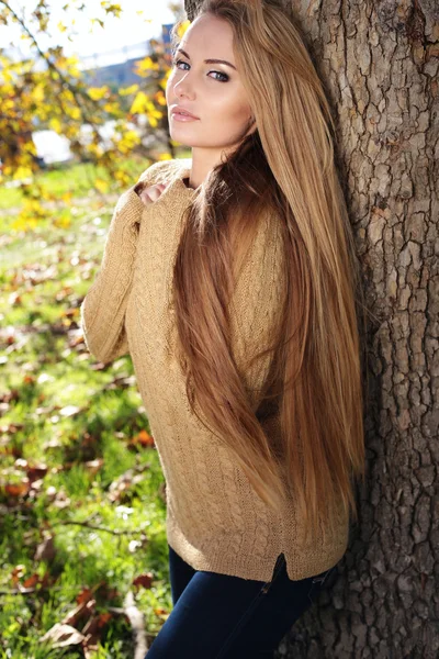 Blonde Frau im Herbstpark — Stockfoto