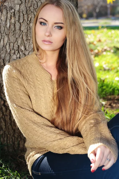 Блондинка в осеннем парке — стоковое фото