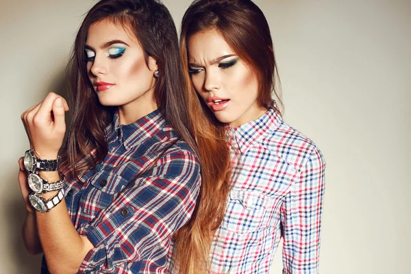 Mujeres con maquillaje brillante —  Fotos de Stock